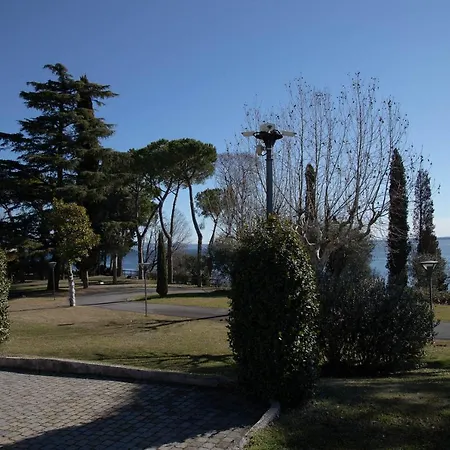 Lato Soleggiato @gardazzurro * Паденге-суль-Гарда